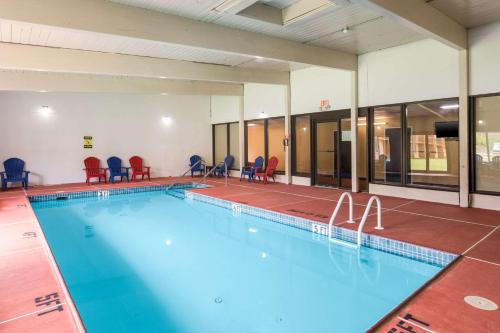 Delaware Water Gap Hotel | Fairmount Inn & Suites - Stroudsburg, Poconos