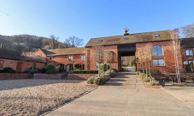 Moreton House | FAIROAKS BARNS, pet friendly, luxury holiday cottage in Ledbury