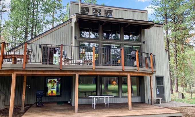 Black Butte Ranch House | Fairway View Family home with 5 Bdrm 3 bth located on the 7th hole of Big Meadow