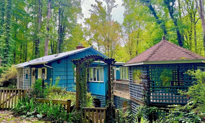 Balsam House | Fairy Tale Charm: Mtn Cabin + Mtn Stream + Deck