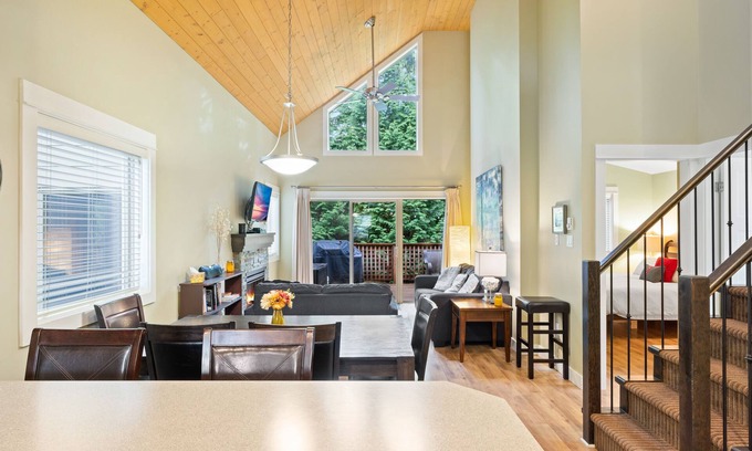 Regional District of Nanaimo Cottage | Falcon's Rest is a cosy retreat to enjoy all year! Special rates for long stay.