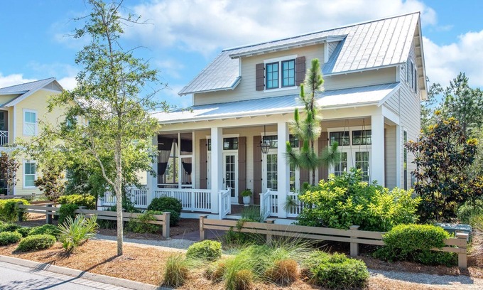 Watercolor House | Fall Availability! Crossings District ~ Two Living Areas! Short Bike to Dragonfly Pool!