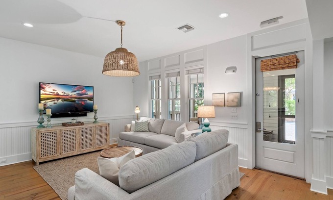 Cottage District House | Fall Availability! Cottage District! 2 Screened-in Porches! 4 Adult Bikes! Walk to Seaside!