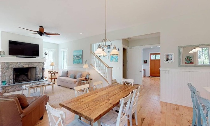 Leland House | Fall dates available - Clean, gorgeous 5 bedroom property in town!