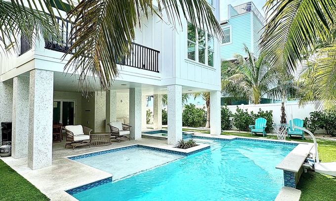 Bradenton Beach House | Fall discounts! Spacious 7-bedroom house in charming Bradenton Beach!