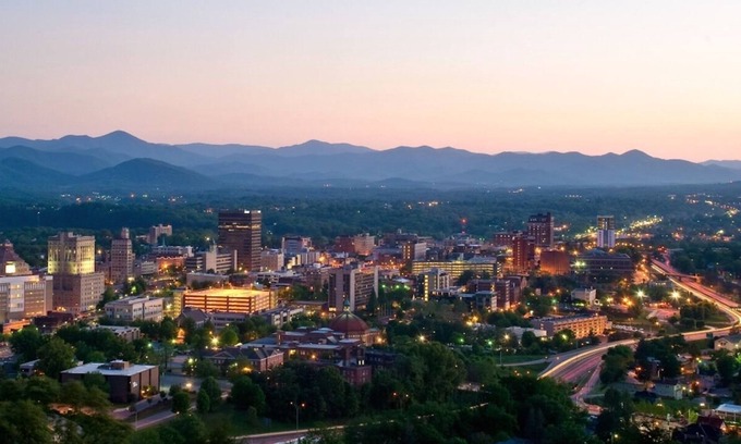 Downtown Asheville Condo | 🍁Fall for Asheville🍁 in this perfectly located downtown condo!
