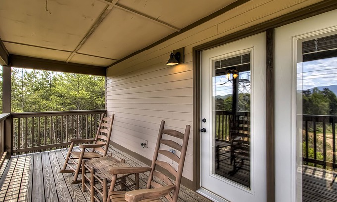 Pigeon Forge Cabin | Fall in Love with the Views - 4BR Cabin near Dollywood & Parkway!