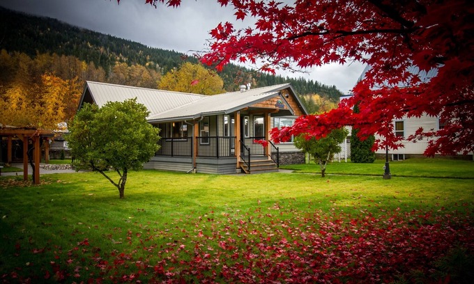 Revelstoke House | Fall Line Guesthouse | 4 Bedroom - 2 Bathroom - Hot Tub - Downtown