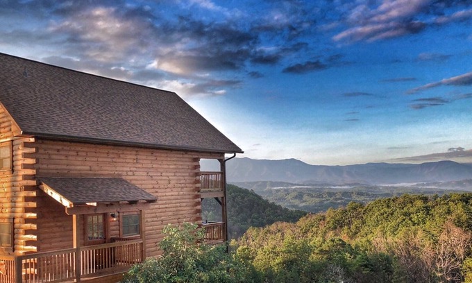 Gatlinburg - Pigeon Forge Cabin | Fall openings and Thanksgiving! Majestic MTN views! 2BR2BA min to PWY HT GM RM