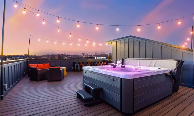 Hurwood Heights House | Fall rooftop hot tubs, games, chef kitchens near Geodis Park