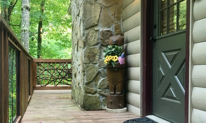 Almond Cabin | Fall Sale! Rustic cabin Near Tsali, Bryson City, NOC, Pets Ok