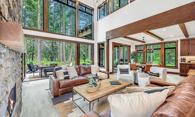 Roslyn House | Fall Savings Ultimate 6BD/6 En-Suites Awaits + Weekday Fun Begins