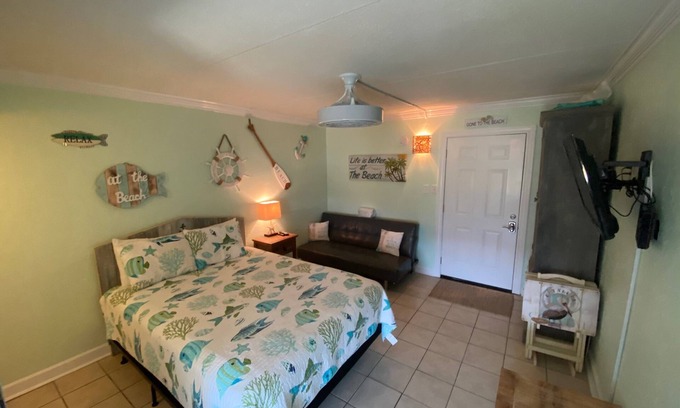 Gulf Shores Condo | Fall Special Book 2 nights Get 3rd free Park & Walk Beach Across the Street
