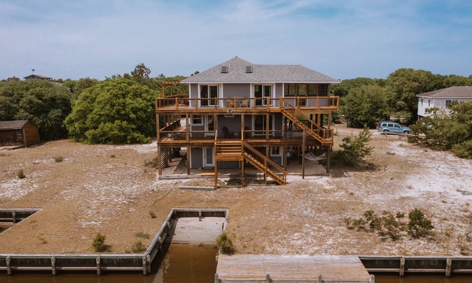 Carova Beach House | FALL SPECIAL Canal Front ADVANCE WELL WATER Pet Friendly PADDLE BOARD