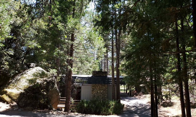 North Wawona Cabin | FALL SPECIAL Gorgeous Designer Cabin Inside Yosemite WITH LUXURIOUS Jacuzzi