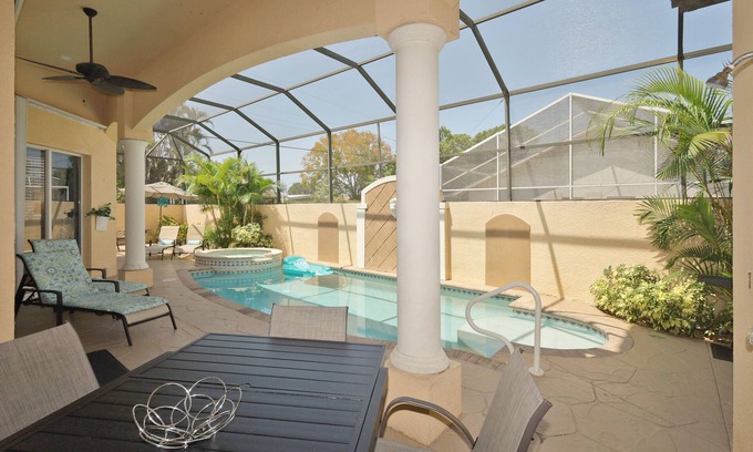 Naples Park House | Fall Specials email owner for more info. - Large 5 Bd-Pool- Spa-Walk to Beach