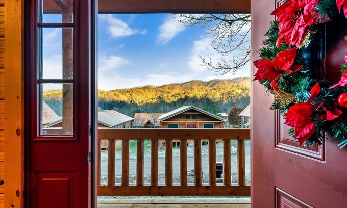 White Oak Lodge Cabin | Fall Specials! View Cabin, Fast WIFI, Multicade, Pool Table, Private Hot Tub!