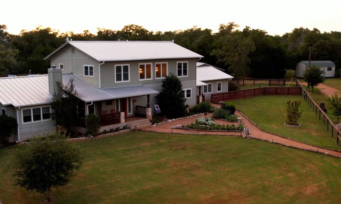 Smithville House | FALL UNDER THE STARS AT OUR UPSCALE, TEXAS VENUE. SLEEPS UP TO 20 GUESTS