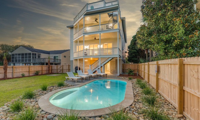 Isle of Palms House | FALL/WINTER OPEN/ROOFTOP/POOL/LUXURY HOME/QUIET STREET/3 MINUTE WALK TO BEACH