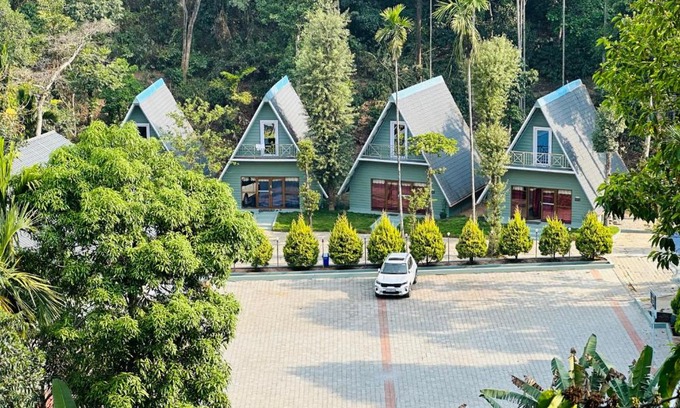 Donigal Resort | Falling Water Resort by Travent Mug