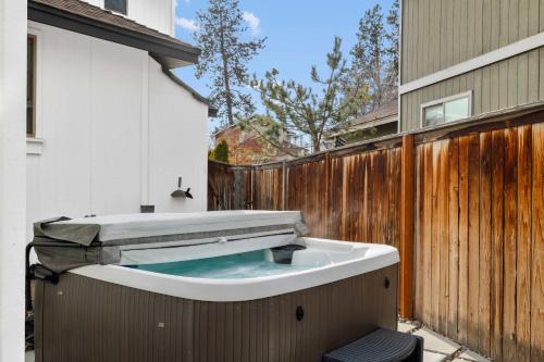 Old Farm District House | Fam-Friendly- Hot-tub - 30min to MT Bachelor