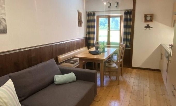 Ruhpolding Apartment | Familienzimmer (70qm), Balkon, 2xZimmer Dusche/WC und eigene Wohnküche, WLAN, max 5 Personen