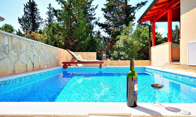 Vrboska Villa | Family 2BR villa with swimming pool 1 min from sea and 3 min from center