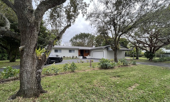 Ludlam House | Family 4BR home near Dadeland Mall in a quiet and safe neighborhood.