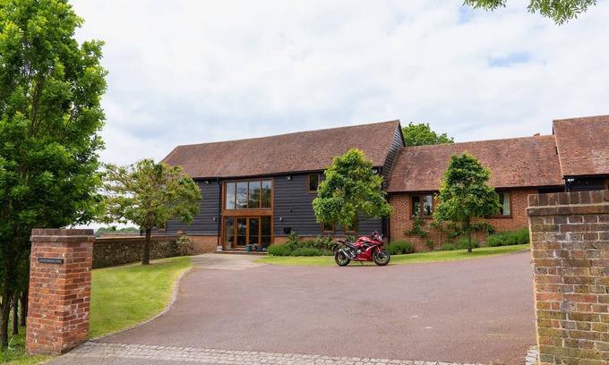 Bletchingley House | Family and Pet friendly, converted barn in peaceful and picturesque setting