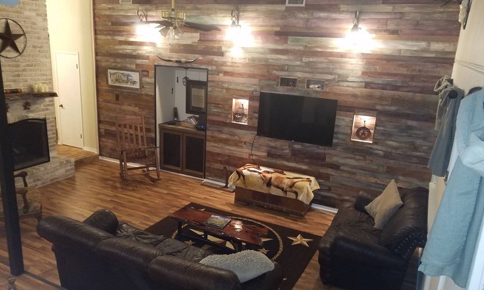 Vance Jackson House | Family and Pet friendly