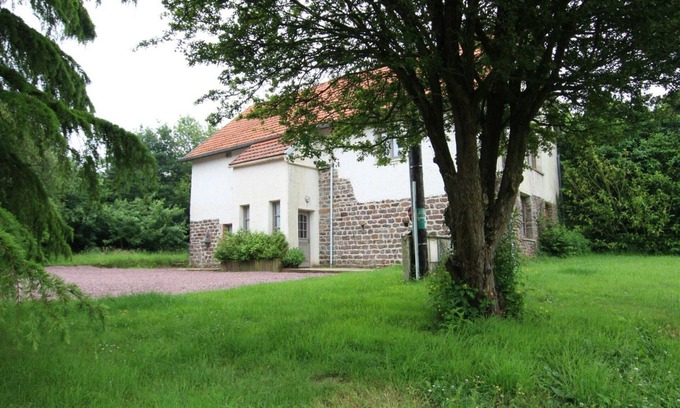 Cerences Cottage | Family and Pet-Friendly Home with Garden, Ping-Pong, and BBQ
