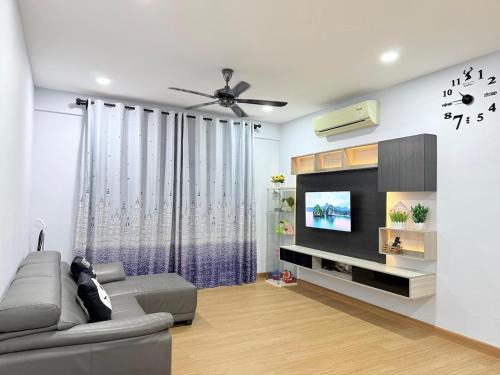 Setia Tropika Apartment | Family & Business Welcome 1-7pax at D Secret Garden-Johor Bahru Town-Mid Valley-Paradigm Mall-UTM-Dato Onn