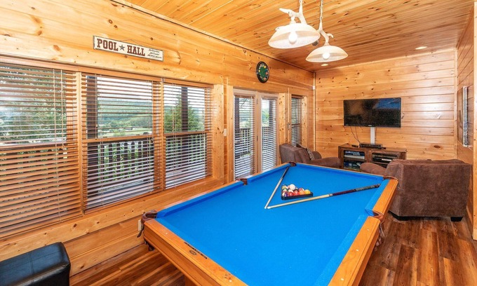 Gatlinburg - Pigeon Forge Cabin | Family Cabin in Wears Valley:13 Guests, Hot Tub, Arcade, 10 Min to Pigeon Forge, Free Tickets!