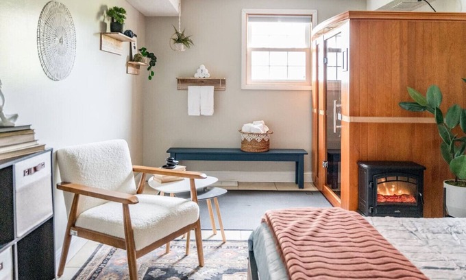 Peakland House | Family Comfort: Sauna, WFH Setup, Central Location