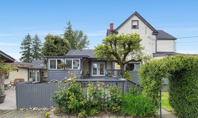 Central Tacoma House | Family compound in North Tacoma! Large house, guest house, game room, koi pond!