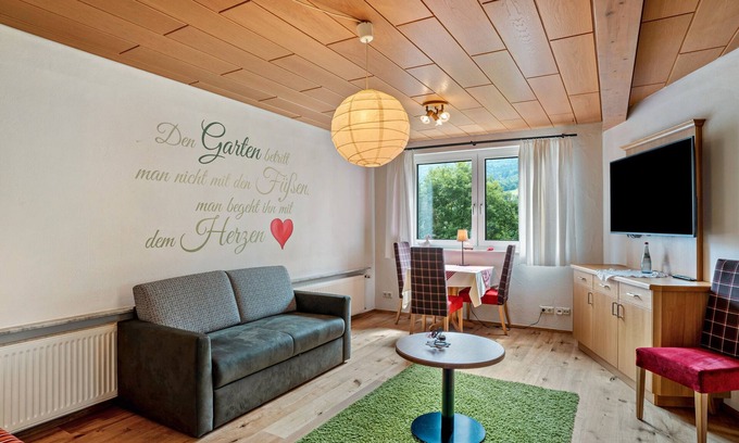 Buehlertal Apartment | Family Country House Room 'Gartenglück' with Bathtub and Wi-Fi