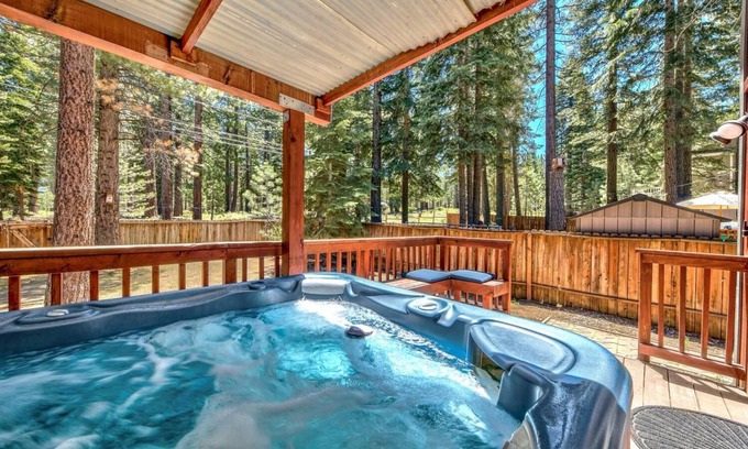 Pioneer Trail House | Family Favorite - Big Yard, Hot Tub, EV Charger, Pets, Trails