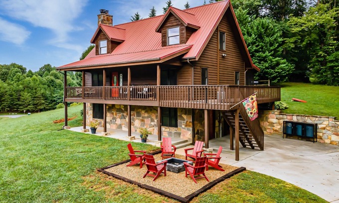 Gatlinburg - Pigeon Forge Cabin | Family Favorite/5 Star/Hot Tub/Fire Pit/Pool Access/View/Pets Ok/Game Room