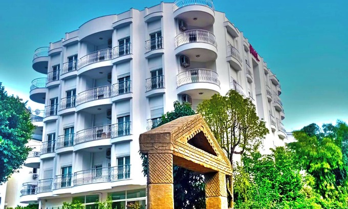 Konyaalti Apartment | 'Family flat with terrace located in Antalya, close to the sea.''