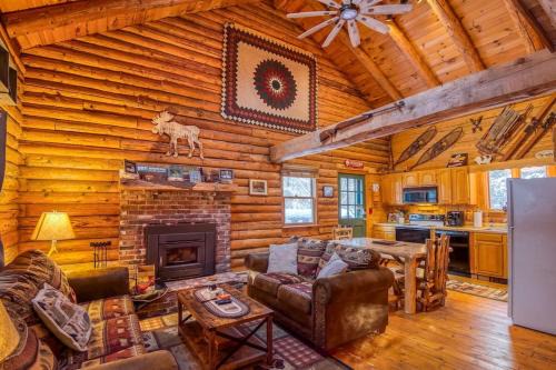 Bethlehem House | Family-Focused & Pet-Friendly Log Cabin with 4BR 2BA Sleeps 10