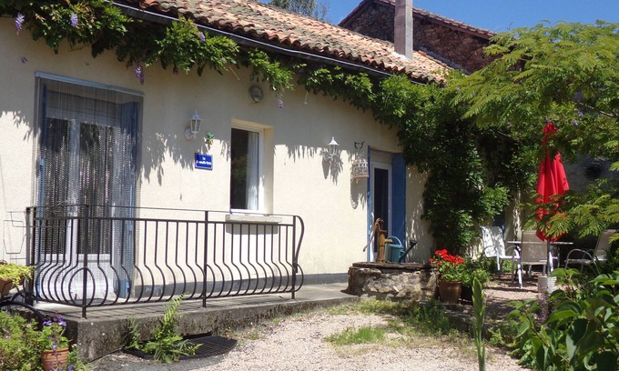 La Chapelle Montbrandeix Cottage | Family Friendly in Idyllic Setting with Private Pool and Large Garden.
