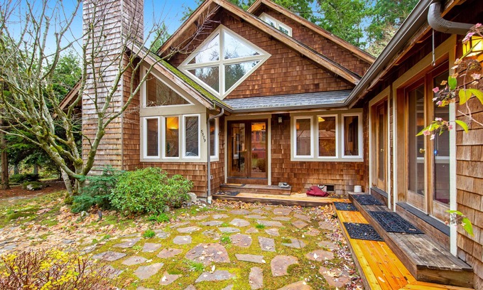 Bainbridge Island House | Family-Friendly Home with Woodland Views, Fireplace & Free WiFi - Walk to Beach