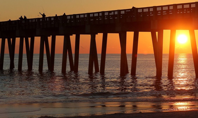West Panama City Beach Condo | Family Friendly & Quick Walk to Beach Free round of Golf & Activities Daily!