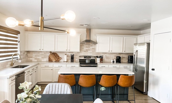 Estrella Village House | Family friendl 4 BR + king bed + outdoor dinning!