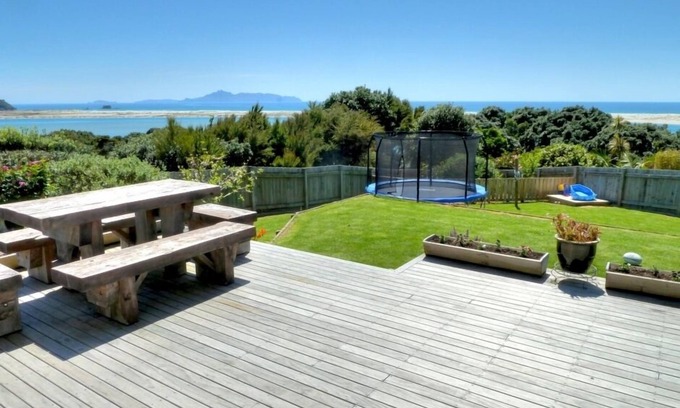 Mangawhai Heads House | Family friendly Clifftop home - 2 mins walk to beach, One price up to 16 people