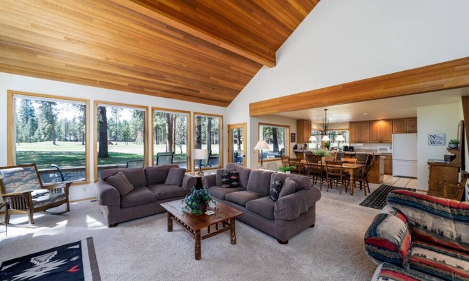 Black Butte Ranch House | Family-Friendly 3BR Hot Tub Golf Course View