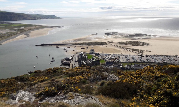 Barmouth House | Family friendly 1711 stone built cottage in town centre