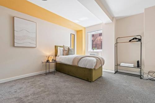 Leicester City Centre Apartment | Family-Friendly 3-Bed Ground Floor Apartment in Central Location with Free Wi-Fi, Sleeps 7