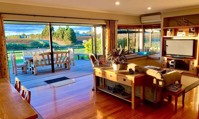 Bombay Bed & Breakfast | Family Friendly 3 Bedroom Farmhouse with Spa Pool