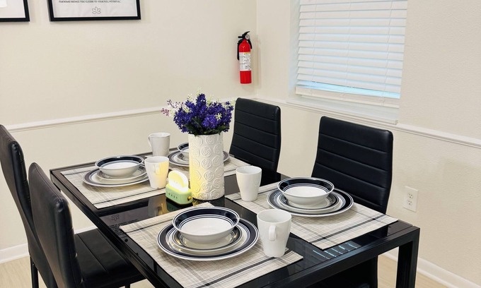 Palestine House | Family-Friendly 3BR Home 4 Beds + Yard Only 5 Min to Hospital in Palestine